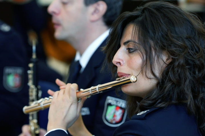 Querflötenspielerin im Orchester