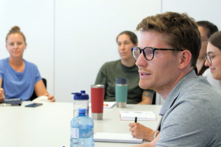 Gemischtes junges Team bei einem Meeting.