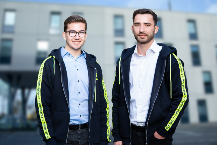 Die Blogger Iwan und Fabio stehen vor einem Gebäude