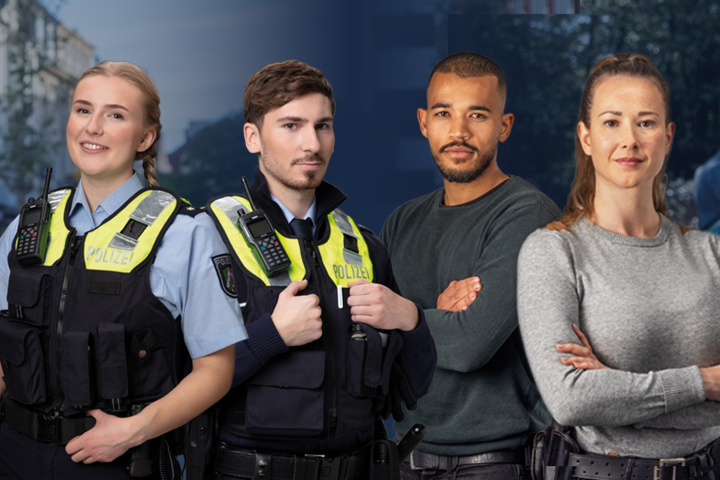 Zwei Personen in Uniform, zwei in ziviler Kleidung vor einem blauen Hintergrund.