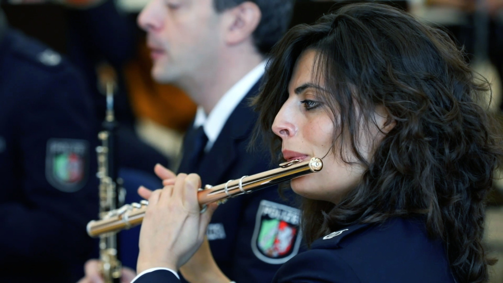 Querflötenspielerin im Orchester