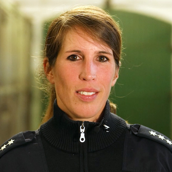 Policewoman Fleskes in uniform in the stables