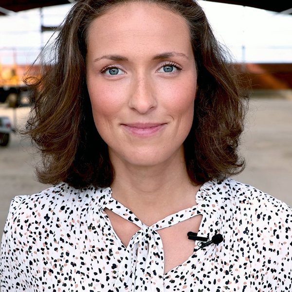 Portrait Frau Sobota in a factory hall