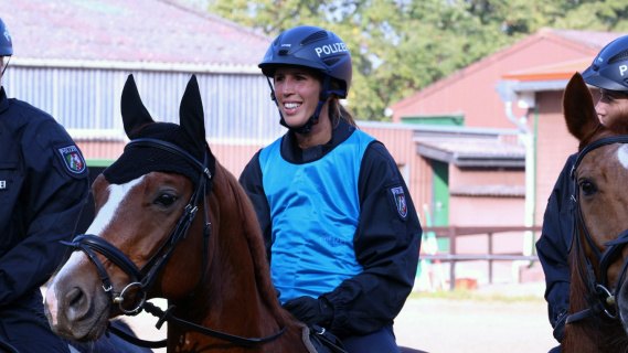 Grit Fleskes on her horse with other riders on the right and left