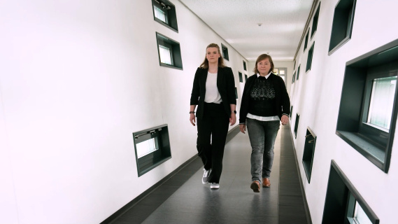 Ermittlerinnen auf dem Weg ins Büro