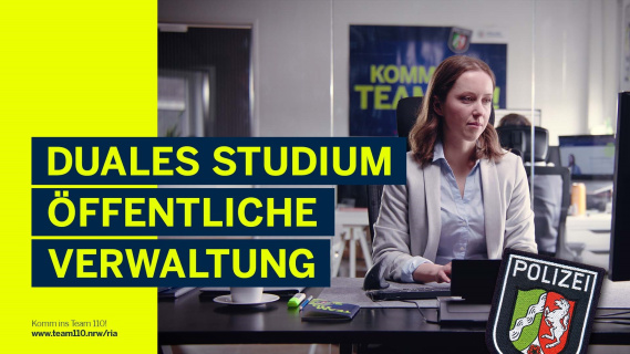 Eine Frau sitzt an einem Schreibtisch und tippt auf ihrer Tastatur.